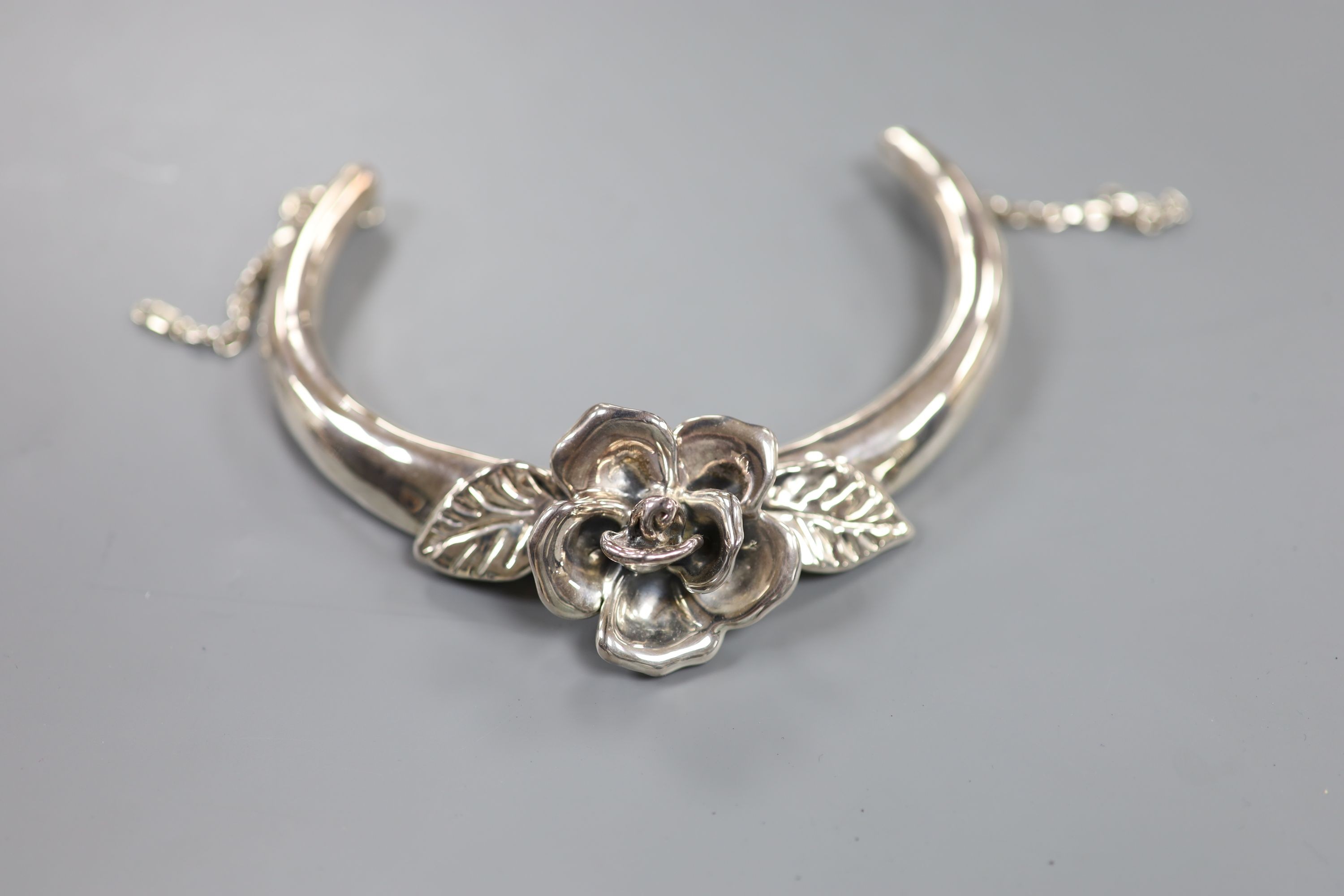 A modern Israeli 925 suite of foliate jewellery, comprising a necklet, brooch and dress ring, necklet width 14.5cm, gross 146 grams.